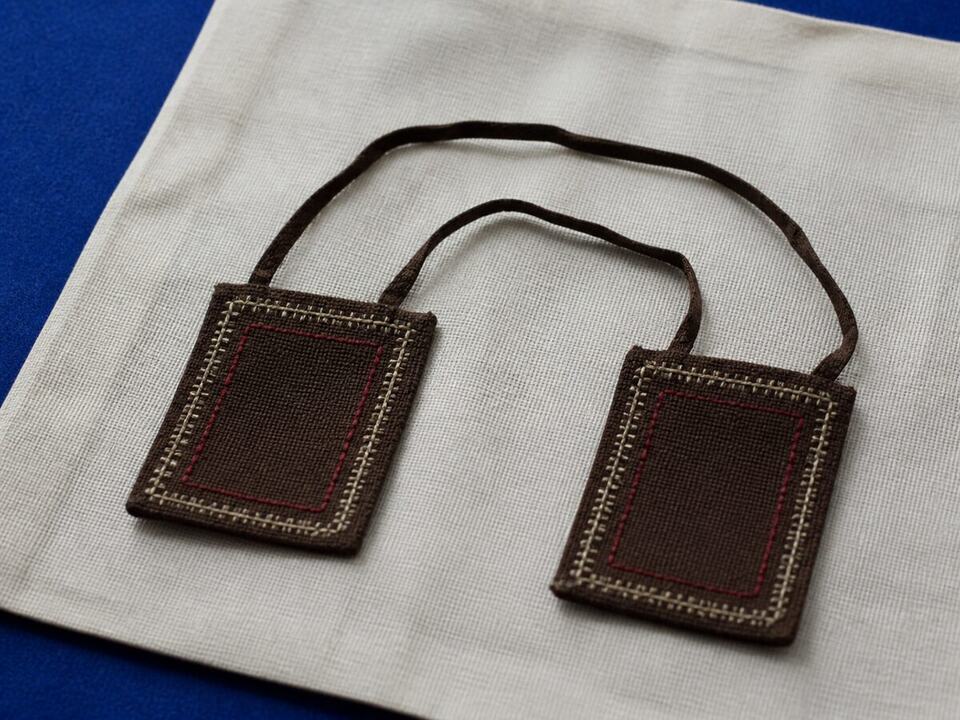 Catholic scapulars guide: a field-note object study